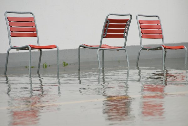 Überschwemmung Seeland - Stühle beim Strandbad Biel