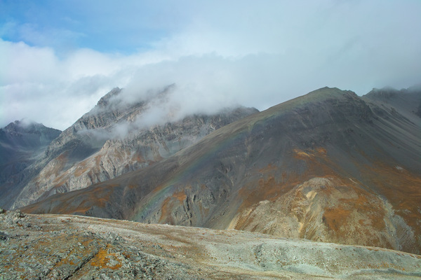 Wolkenverhangener Piz Vallatscha von den Munt da la Bescha aus gesehen