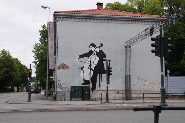 Cellist an einer Hausmauer in Trondheim