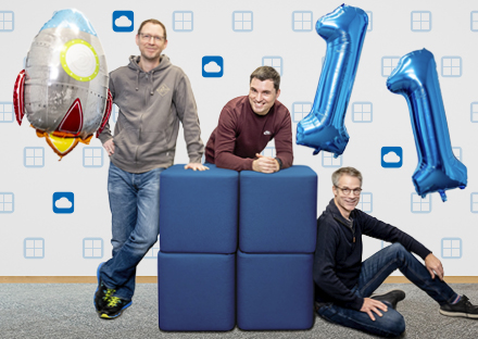 Adrian Trenz, Gianni Antonitti und Christoph Schwyter, von links alle ID CxS, zünden den Start für Windows 11 und OneDrive