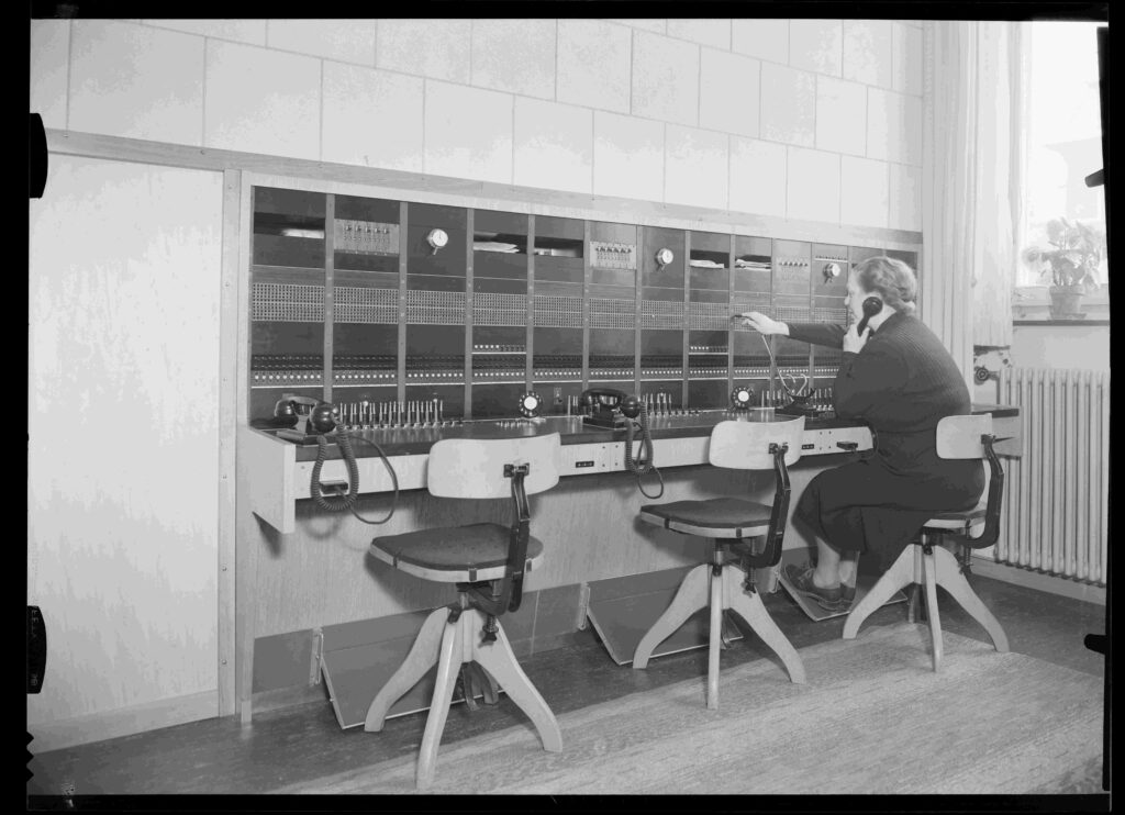 Telefonistin bei der Arbeit an einer Telefonanlage in der ETH Zürich