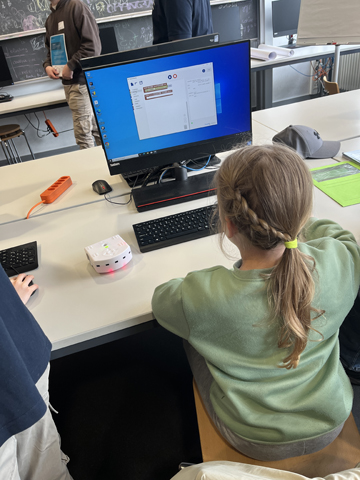 Kinder programmieren mit den Eltern ihr selbstfahrendes Fahrzeug