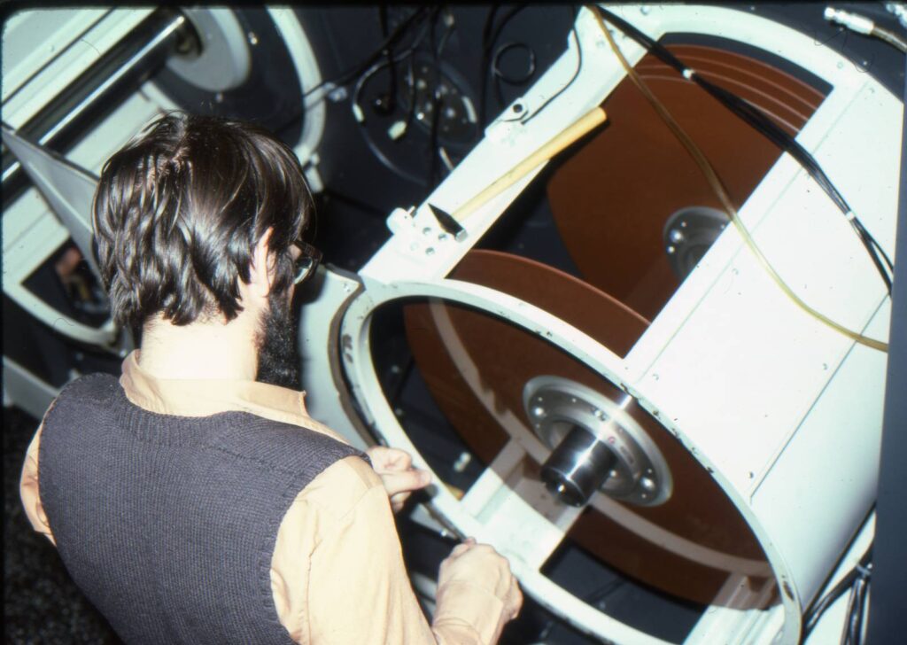 Rolf Müri, IT Services, repairing a magnetic disk pack, with a hammer ready (Photo: ETH/Peter Staub/ITS)