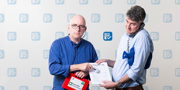 Ralph Curschmann (IT Asset Manager) and Christian Hagen (IT Purchasing), from left, use the "First aid kit for Licence Managers" to help ensure ETH members use software in an economical manner, which is also in line with the terms of the contracts.
