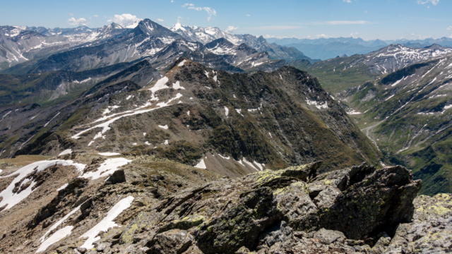 Blick vom Piz Cavel auf den Piz Tgietschen, am Horizont der Terri und rechts davon, das Rheinwaldhorn